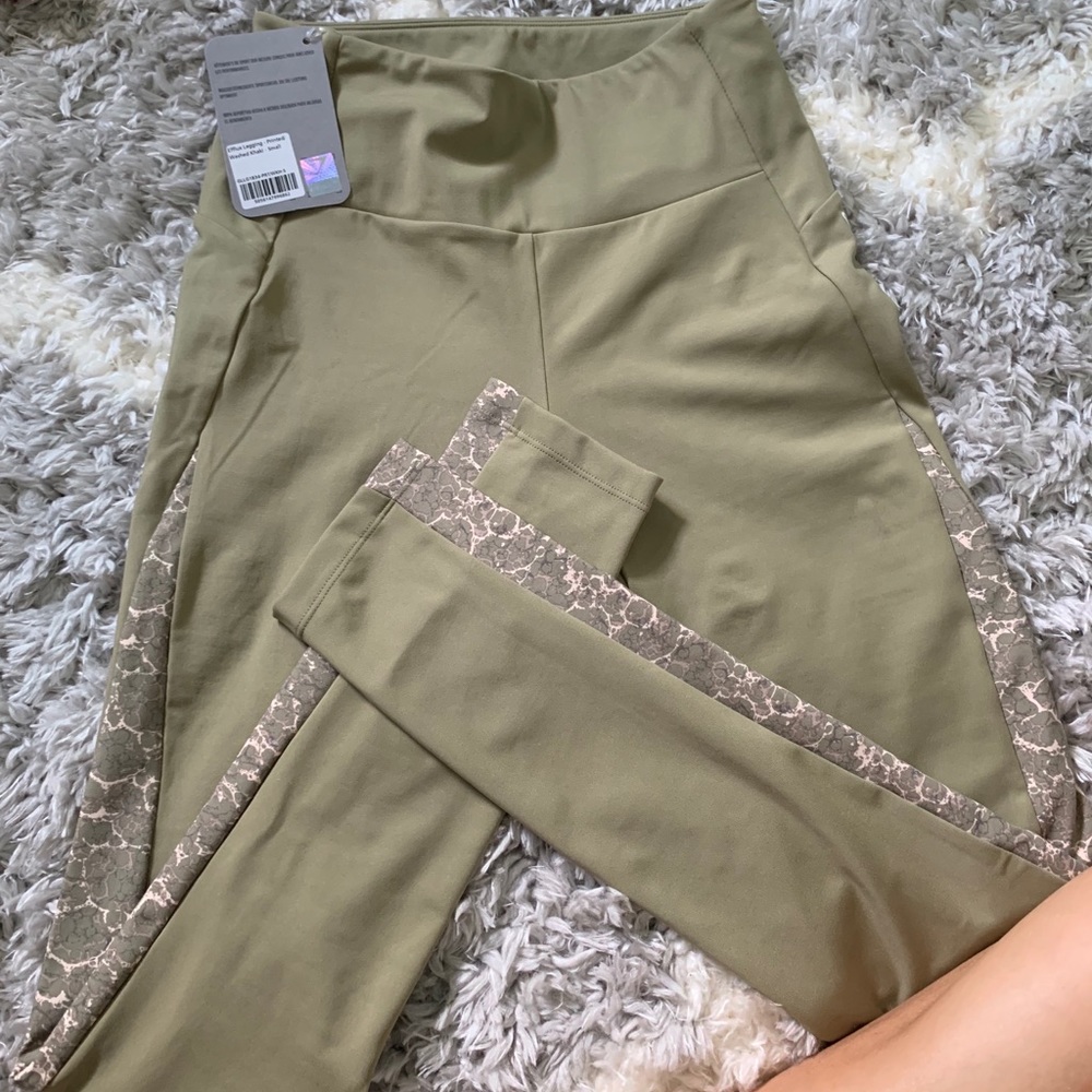 Gym shark efflux leggings khaki size small NWT